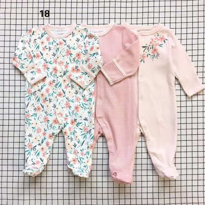 Drie nieuwe baby rompertjes met lange mouwen en voetjes
