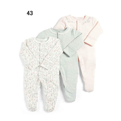 Drie nieuwe baby rompertjes met lange mouwen en voetjes